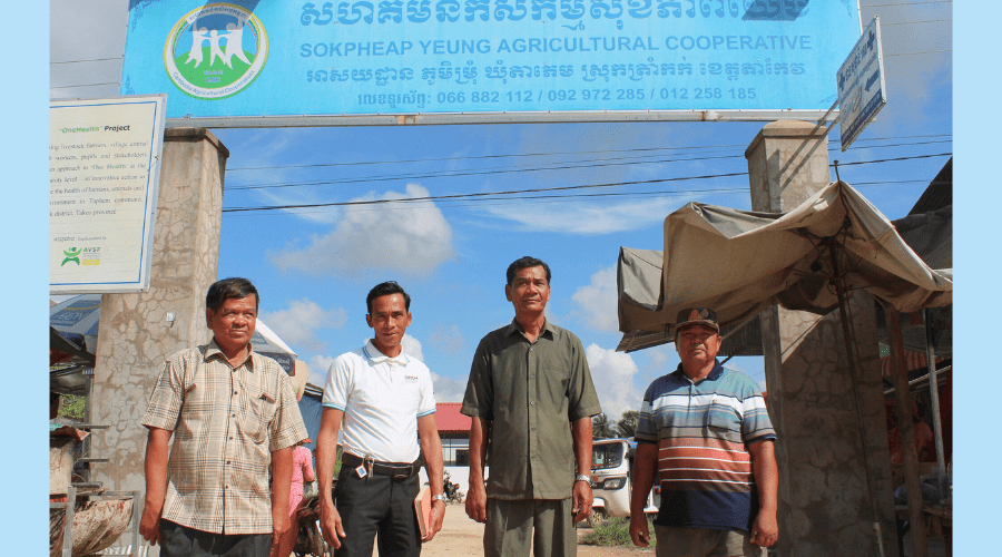 Membres du bureau de la coopérative Sokpheap Yeong, devant leurs locaux au Cambodge