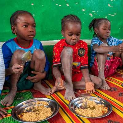 Des enfants prennent leur repas dans une cantine scolaire au Sénégal